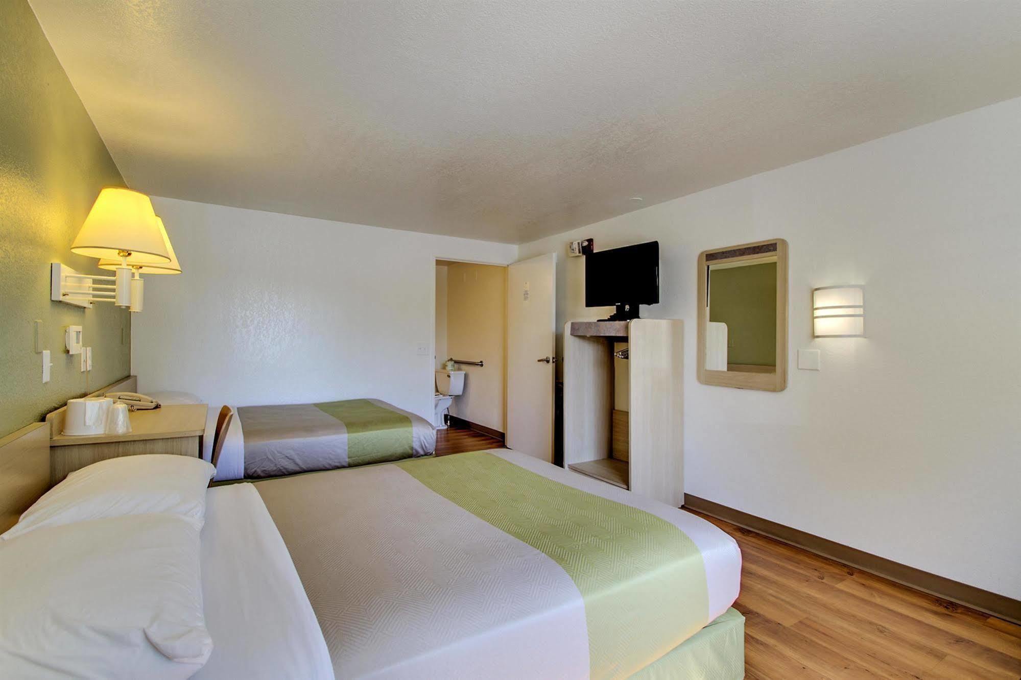 Rodeway Inn Windsor Mill Extérieur photo