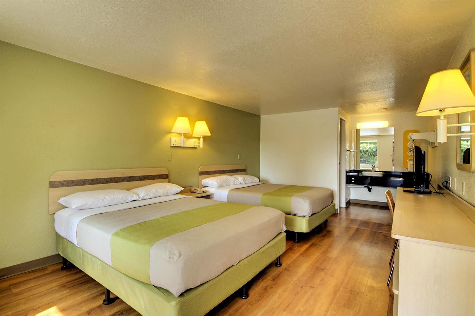 Rodeway Inn Windsor Mill Extérieur photo