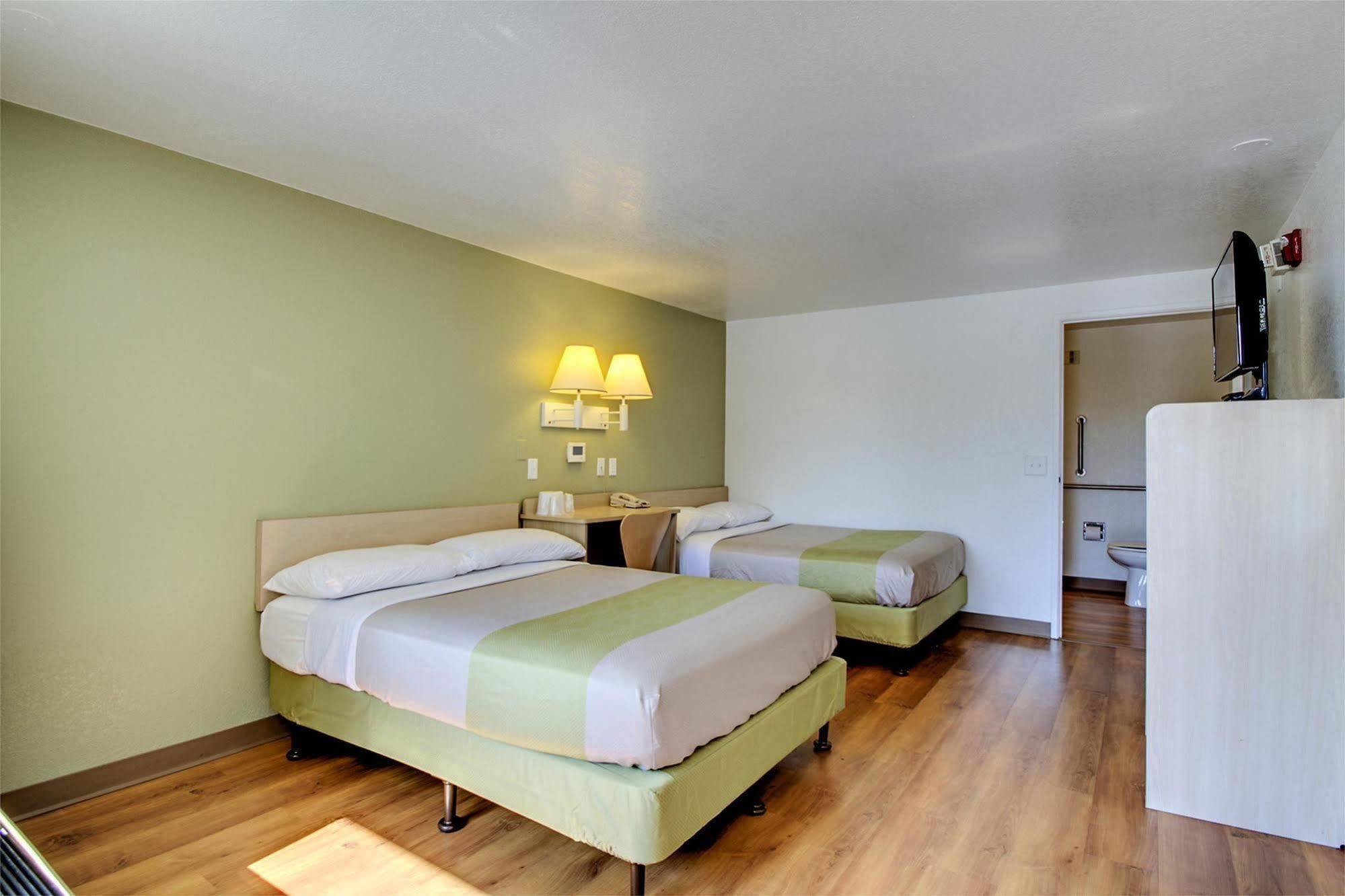 Rodeway Inn Windsor Mill Extérieur photo