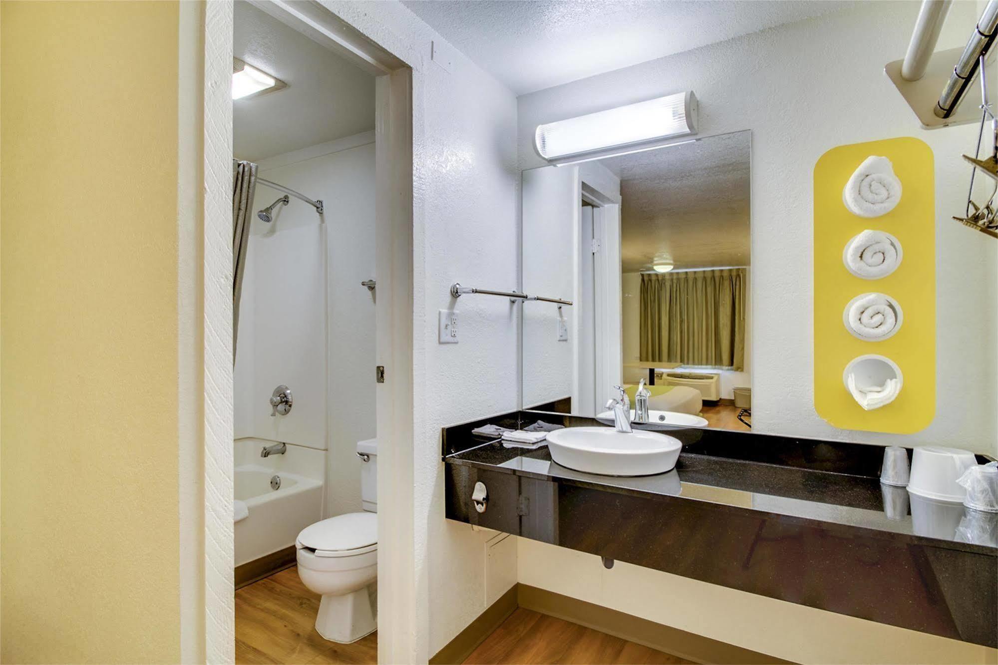 Rodeway Inn Windsor Mill Extérieur photo