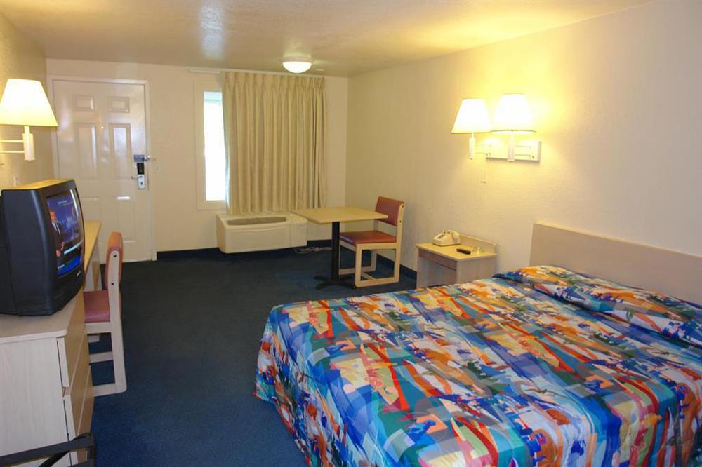 Rodeway Inn Windsor Mill Chambre photo