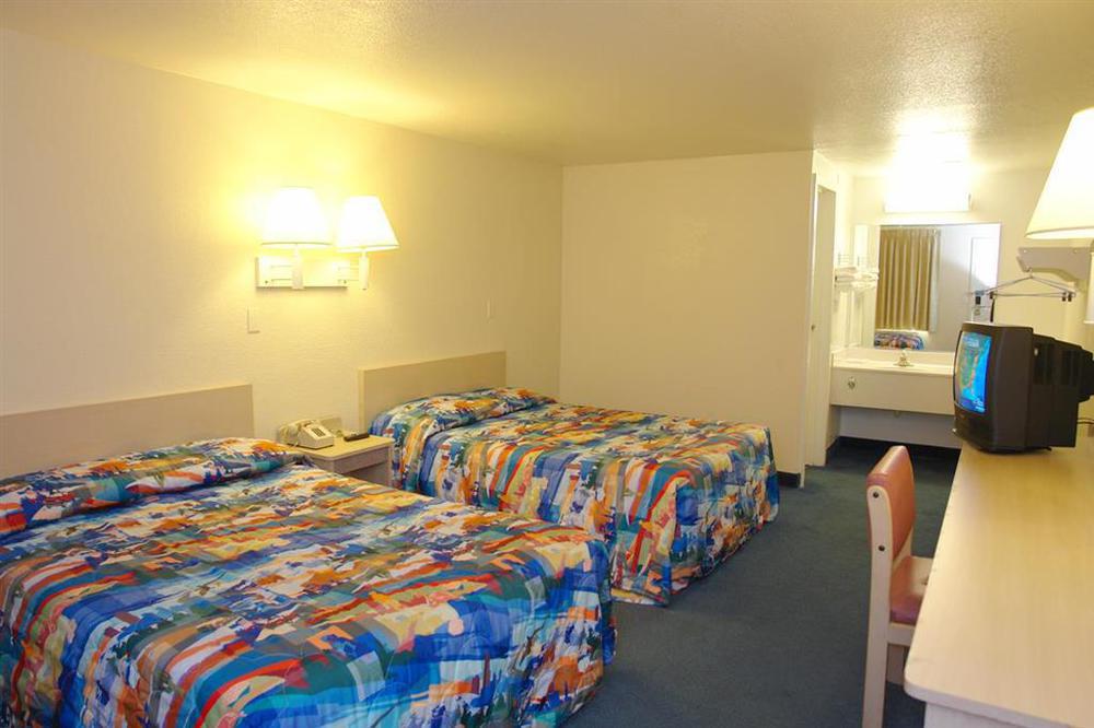 Rodeway Inn Windsor Mill Chambre photo
