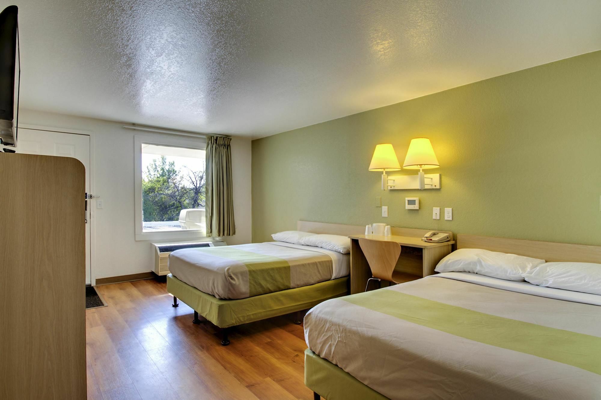 Rodeway Inn Windsor Mill Extérieur photo