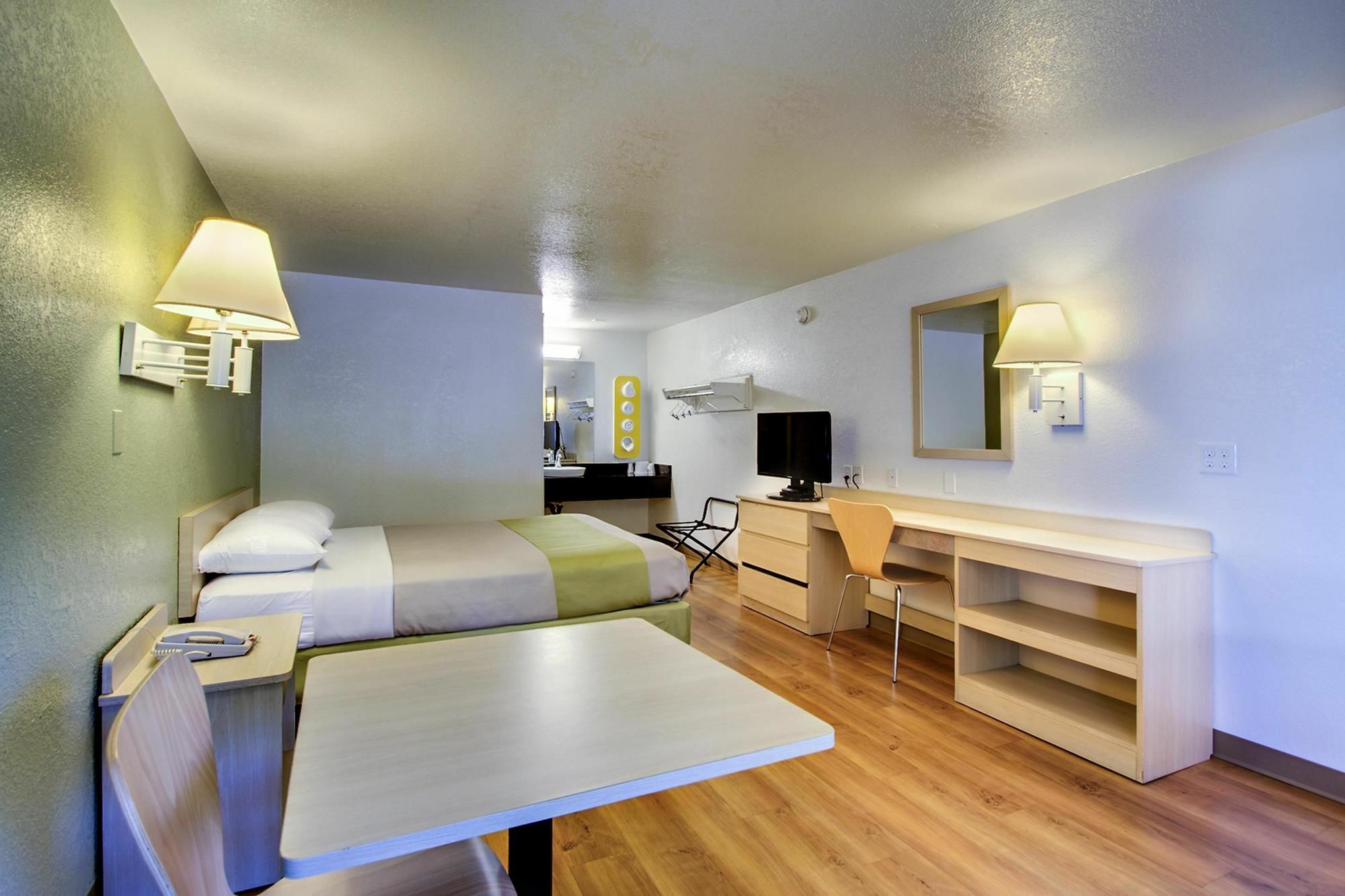 Rodeway Inn Windsor Mill Extérieur photo